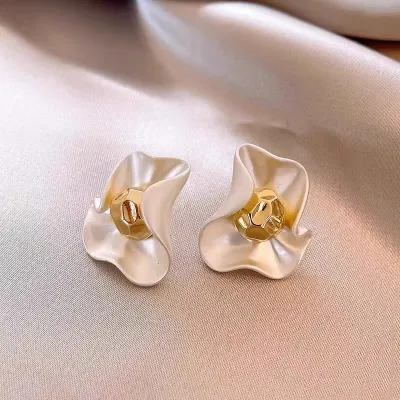 Vintage Curled Edges Flower Stud Earrings